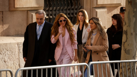 Colombian singer Shakira arrives in court with her lawyer Pau Molins for her trial over tax fraud allegations in Barcelona, ​​Spain November 20, 2023. REUTERS/Albert Gea