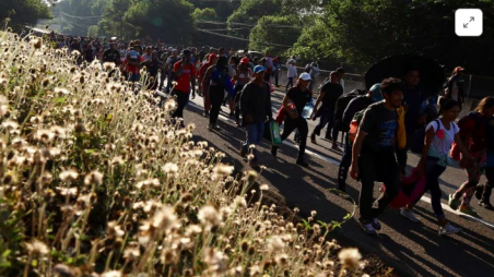 Migrants walk as they leave Tapachula in a caravan to attempt to reach the U.S. border, in the state of Chiapas, Mexico December 24, 2023. REUTERS/Jose Torres 