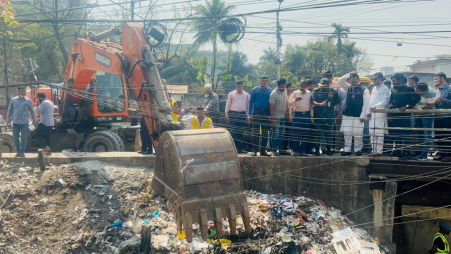 Chattogram City Corporation Mayor M Rezaul Karim Chowdhury participated in the cleaning of a drain next to the Probortok Silver Guitar Square on the occasion of local government day on Wednesday (28 February). Photo: TBS

