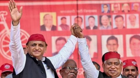 Samajwadi Party chief Akhilesh Yadav with Awadhesh Prasad, the party candidate from Faizabad Lok Sabha constituency, during the election campaign rally in Ayodhya. Photo: X