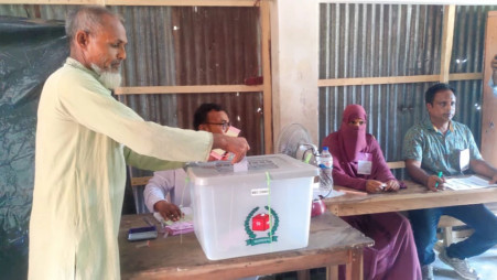 An elderly voter is casting his vote at a polling station in Bagerhat on Sunday (8 June). Photo: UNB 