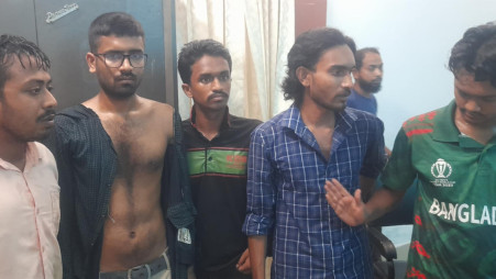 The students alleged that a number of BCL activists attacked them in front of Momtaz Uddin Kala Bhaban of the university around 6:30pm today (15 July). Photo: TBS