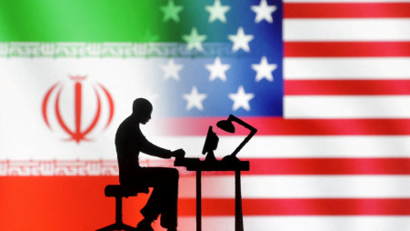 Figurines with computers are seen in front of USA and Iran flags in this illustration taken, September 10, 2022. Photo: REUTERS/Dado Ruvic/Illustration/File Photo