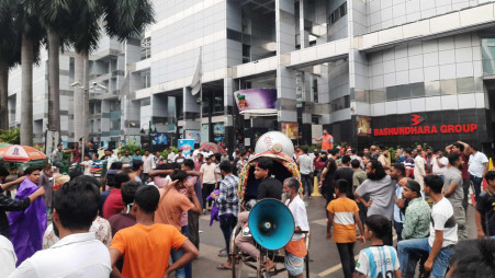 The protesting traders and shopkeepers in in front of Bashundhara City Shopping Mall. Photo: TBS
