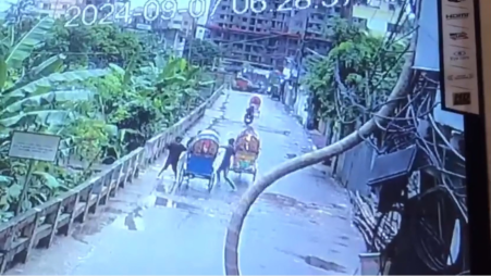 Screengrab from CCTV footage of muggers attacking a rickshaw on 7 September in Mohmadpur, Dhaka.