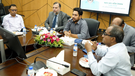 Posts, Telecommunications and Information Technology Adviser Md Nahid Islam speaks to the officials of the BCC at the ICT Tower on 23 September 2024. Photo: PID