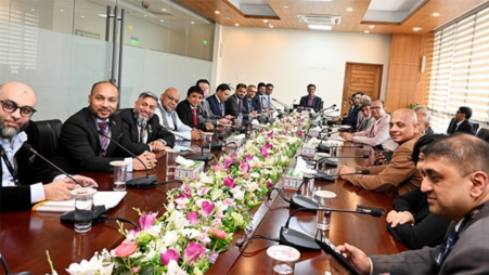 Foreign Adviser Md. Touhid Hossain with a 25-member delegation from the Europe Bangladesh Federation of Commerce &amp; Industry (EBFCI) on 1 October. Photo: BSS