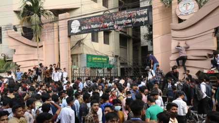 Students storm the Dhaka National Medical College and Hospital on 24 November in the capital's Old Dhaka after 18-year-old student Abhijit Halder died there while undergoing treatment. Photo: TBS
