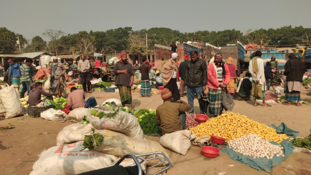 Vegetable sellers at Chougachha Boro Kacha Bazar in Jashore on 10 January 2024. Photo: Azizur Rahman/TBS
