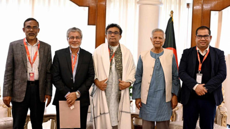 Jahangirnagar University Vice-Chancellor Prof Mohammad Kamrul Ahsan and other university officials with Chief Adviser Prof Muhammad Yunus during a meeting at the State Guest House Jamuna in Dhaka on 13 January 2025. Photo: Courtesy