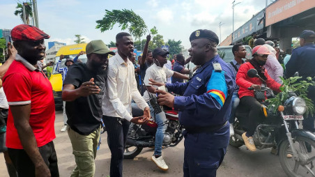 Protesters are stopped by security forces on a street in Kinshasa, Democratic Republic of Congo January 28, 2025. Photo: REUTERS/Benoit Nyemba