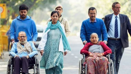 Aam Aadmi Party (AAP) national convener Arvind Kejriwal and his mother Gita Devi, father Gobind Ram Kejriwal, wife Sunita Kejriwal and son Pulkit Kejriwal on their way to cast their vote. Photo: HT/AAP-X