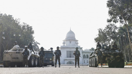 Army personnel took their positions at the Supreme Court premises on 8 February 2025. Photo: Rajib Dhar/TBS