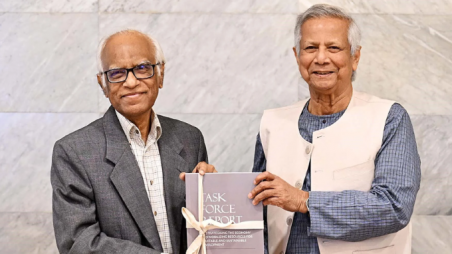Education and Planning Adviser, Professor Wahiduddin Mahmud, handed over the report to Chief Adviser Muhammad Yunus, in the capital on 30 January. File Photo
