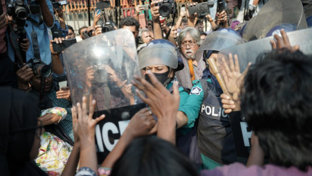 Protesting students trying to break barricades as police try to prevent their march to the Secretariat demanding the home adviser's resignation. Photo: TBS/ Sadiqe Al Ashfaqe
