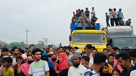 Hundreds of local residents blocked the PAB Road in the Shahmirpur Jamadar Para area of Karnaphuli upazila of Chattogram after an infant was killed and the mother put in critical condition. Photo: TBS