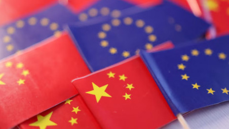 EU and Chinese flags are seen in this illustration taken, March 20, 2025. Photo: REUTERS/Dado Ruvic/Illustration/File Photo