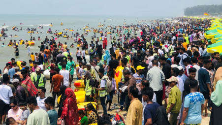 Visitors crowd the Cox's Bazar sea beach on the second day of Eid-ul-Fitr, 1 April 2025. Photo :Nupa Alam/TBS