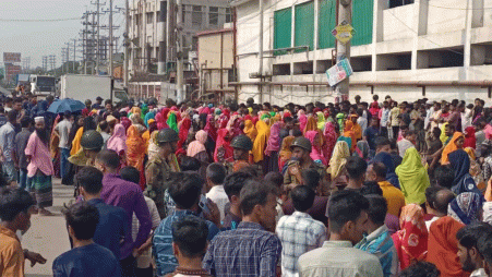 Workers of two readymade garment factories owned by Pride Group during a demonstration on 7 April 2025. Photo: TBS