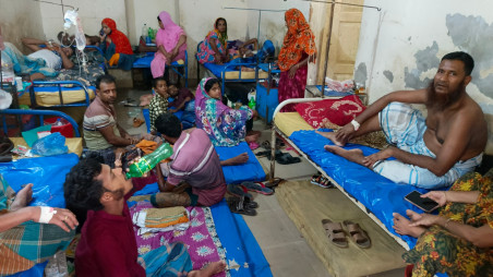 Due to a lack of sufficient beds, many patients are being treated on the floor, and healthcare staff are struggling to cope with the influx. Photo: TBS