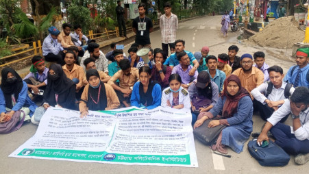 Students of Chattogram Polytechnic Institute hold hunger strike on 21 April 2025. Photo: TBS