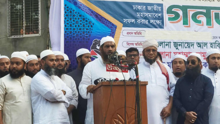 Hefazat leader Mamunul Huq speaks at a protest rally in Narayanganj on 25 April. Photo: Courtesy