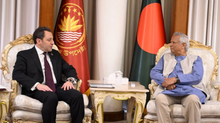 Deputy Minister of Foreign Affairs of Azerbaijan Elnur Mammadov met with Chief Adviser Muhammad Yunus at the State Guest House Jamuna in Dhaka on 29 April. Photo: PID
