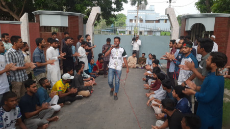 Students of Rajshahi University staged a sit-in protest outside the vice-chancellor's residence on 1 May 2025. Photo: TBS