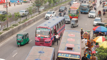 A pink bus stops mid-road in Dhaka’s Shyamoli on Monday, highlighting the challenges facing a reform effort to streamline public transport. Despite involving 2,600 buses and rules against random stops, poor enforcement, inadequate ticket counters, and minimal change have left commuters disillusioned and traffic chaos largely unchanged. Photo:  Syed Zakir Hossain 