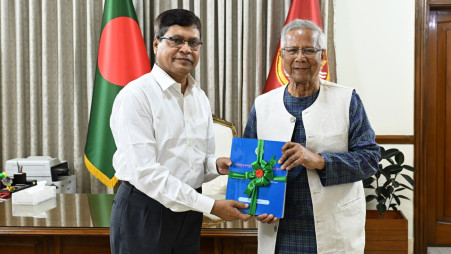 Comptroller and Auditor General (CAG) of Bangladesh Md Nurul Islam submitted 46 compliance audit reports to the Chief Adviser Muhammad Yunus at the State Guest House, Jamuna on 10 May 2025. Photo: PID