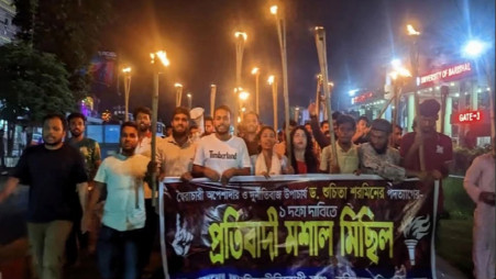 Students of Barishal University during a torch procession demanding removal of their Vice Chancellor Suchita Sharmin on 11 May 2025. Photo: UNB