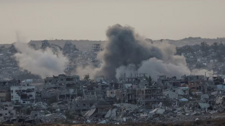 Smoke rises from Gaza following an explosion, as seen from Israel, May 16, 2025. Photo: REUTERS/Ammar Awad