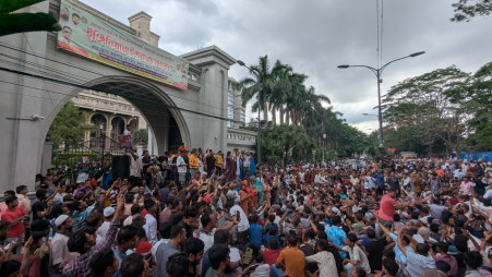 People in front of Nagar Bhaban protest demanding the swearing-in of Ishraque Hossain as the mayor of Dhaka South City Corporation on 19 May 2025. Photo: Mehedi Hasan/TBS