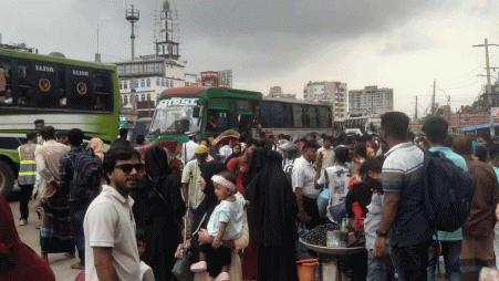 Passengers trying to leave Dhaka to celebrate Eid-ul-Adha with their families were seen waiting at Dholai Par area for buses on 5 June 2025. Photo: TBS