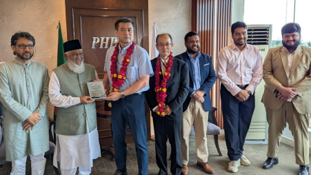 PHP Family Chairman Mohammed Mizanur Rahman receives a token from ClassNK Executive Vice President Dr Yamaguchi at an event on Wednesday. Photo: Courtesy