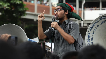 Students of engineering universities have blocked the Shahbagh intersection in Dhaka for the second consecutive day today (27 August), pressing home their three-point demand. Photos: Rajib Dhar, TBS