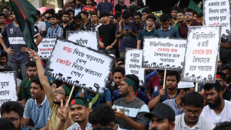 Students of engineering universities have blocked the Shahbagh intersection in Dhaka for the second consecutive day today (27 August), pressing home their three-point demand. Photos: Rajib Dhar, TBS

