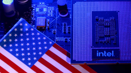 US flag and Intel chip appear in this illustration taken August 25, 2025. Photo: REUTERS/Dado Ruvic/Illustration/File Photo