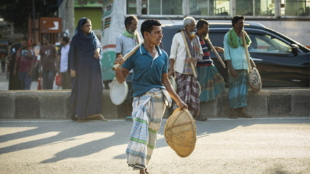 Day labourers head to their work sites. Photo:TBS