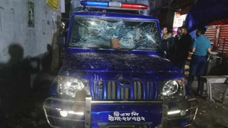 Police vehicle vandalised in Adabor, Dhaka, on 2 September 2025. Photo: Collected 