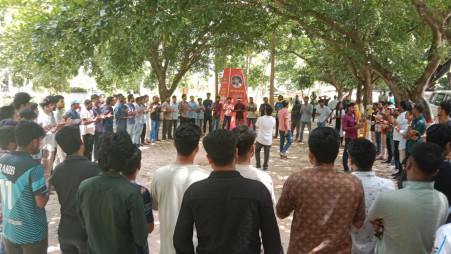 Jatiyatabadi Chhatra Dal (JCD) and the Democratic Students’ Alliance units held protest programmes at the university campus today (2 September). Photo: TBS
