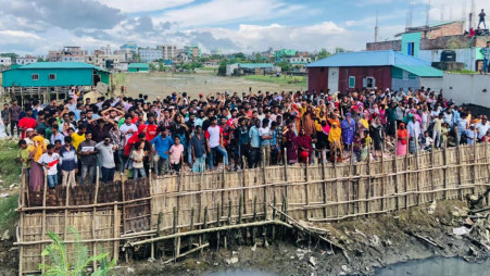 When the eviction team attempted to start demolitions in the Peshkar Para area on the eastern side of Kasturaghat, residents blocked the road and created obstacles this morning (3 September). Photo: TBS