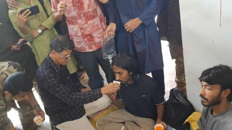 CU Vice-Chancellor (VC) Prof Mohammad Yahia Akhtar broke the hunger strike by offering juice to the protesters on 12 September 2025. Photo: TBS 