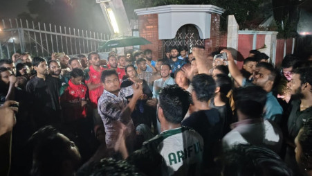 Students of Rajshahi University staged a protest in front of the vice chancellor’s residence on Thursday evening, 18 September 2025. Photo: TBS
