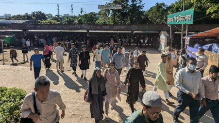Students arrive at Chittagong University to cast their votes on 15 October 2025. Photo: TBS