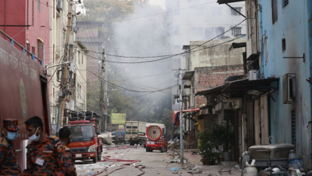 Smoke billows from chemical warehouse fire in Mirpur on 16 October 2025. Photo: TBS