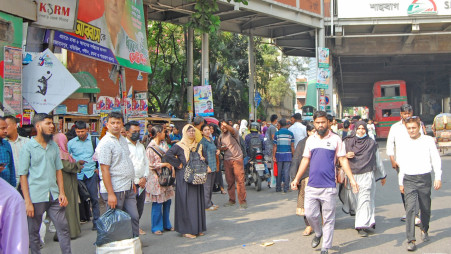 Commuters wait on the road for transport near Shahbag metro station after metro rail services were suspended on 26 October 2025. Photo: Focus Bangla