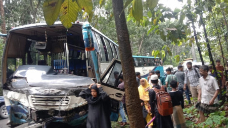 A head-on collision between a passenger bus and a microbus in Chakaria, Cox’s Bazar, this morning (5 November). Photo: TBS
