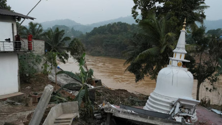 Buddhist monks look at a damaged structure of a Buddhist temple after landslides caused by heavy rainfall following Cyclone Ditwah in Kandy, Sri Lanka, December 2, 2025. Photo: REUTERS/Thilina Kaluthotage