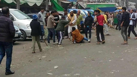 An attack was carried out on a human chain organised by traders protesting extortion at Karwan Bazar in the capital on 29 December 2025. Photo: Collected